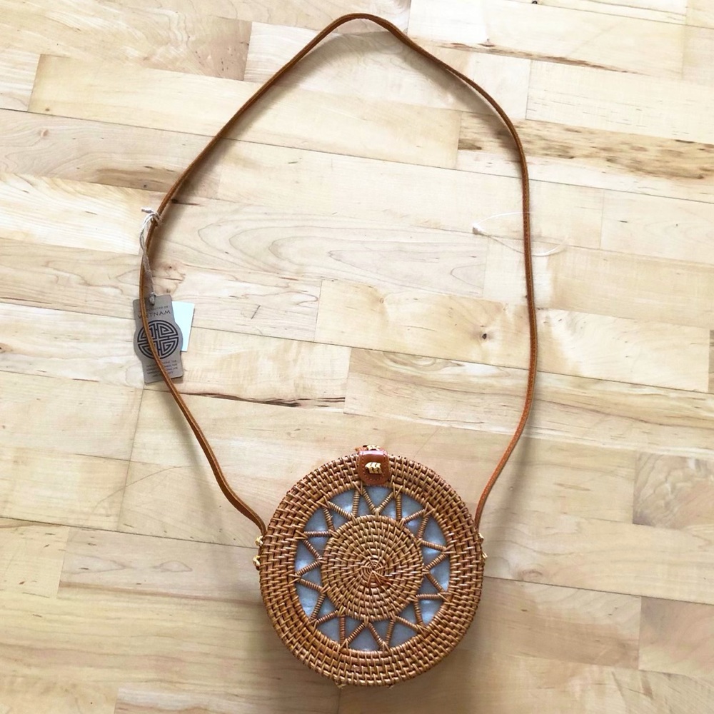 NEW HANDCRAFTED IN VIETNAM RATTAN ROUND CROSSBODY BAG